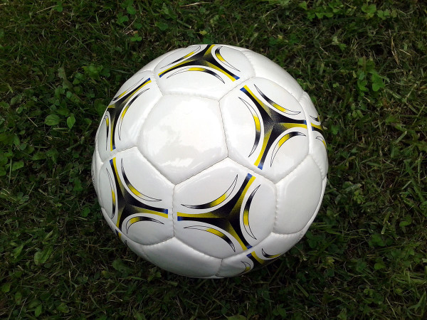 1200px-Soccer_ball_on_ground