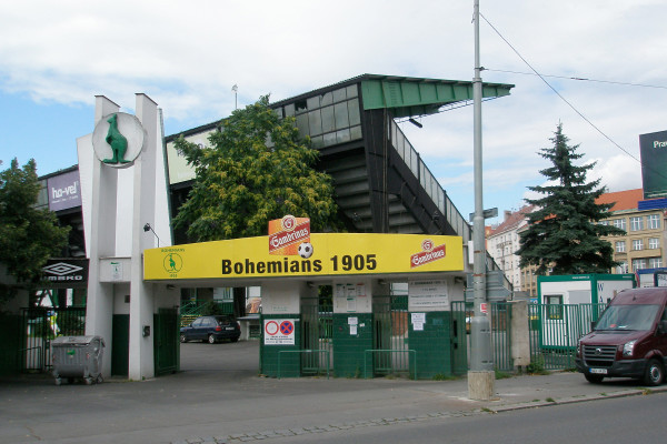 Stadion Bohemians 1905: https://cs.wikipedia.org/wiki/1._%C4%8Desk%C3%A1_fotbalov%C3%A1_liga#/media/File:Stadion_Boh_1905_Vr%C5%A1ovice.jpg